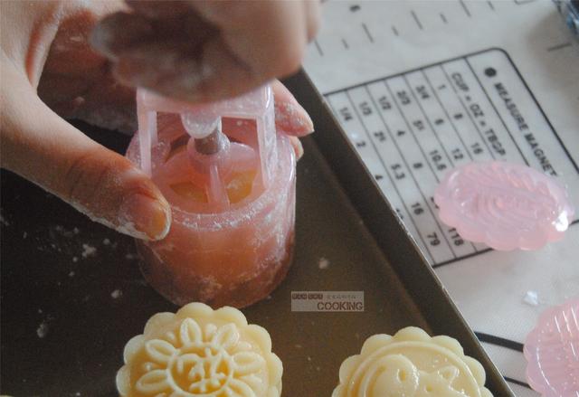 廣式蛋黃蓮蓉月餅的做法-甜味烘焙菜譜-易網健康養生網 廣式蛋黃蓮蓉月餅的做法-甜味烘焙菜譜