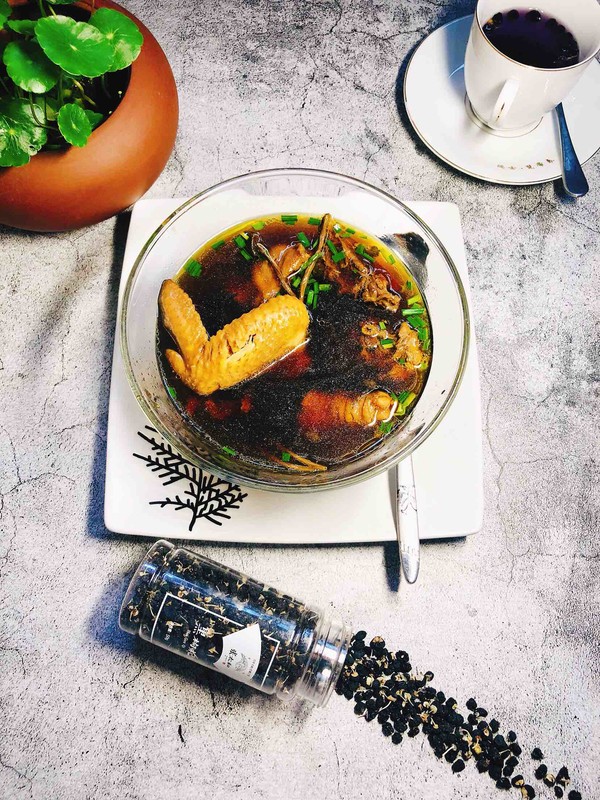 黑枸杞養(yǎng)生雞湯的做法-家常味煲菜譜-易網(wǎng)健康養(yǎng)生網(wǎng) 黑枸杞養(yǎng)生雞湯的做法-家常味煲菜譜