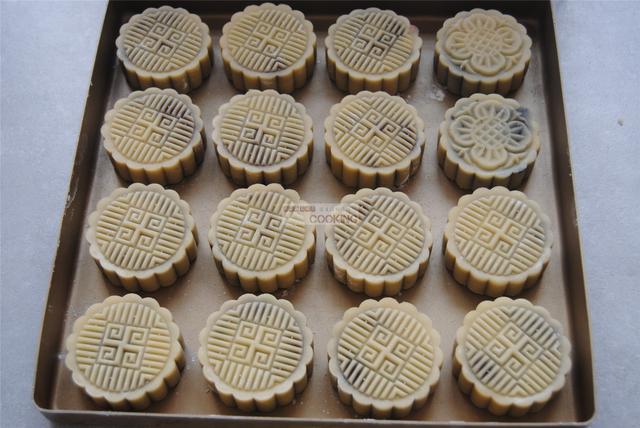 廣式蛋黃蓮蓉月餅的做法-甜味烘焙菜譜-易網健康養生網 廣式蛋黃蓮蓉月餅的做法-甜味烘焙菜譜