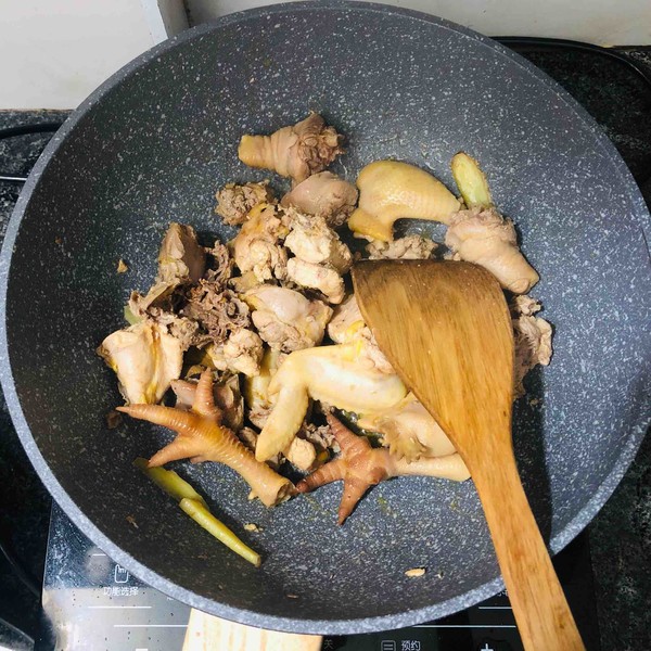 黑枸杞養(yǎng)生雞湯的做法-家常味煲菜譜-易網(wǎng)健康養(yǎng)生網(wǎng) 黑枸杞養(yǎng)生雞湯的做法-家常味煲菜譜