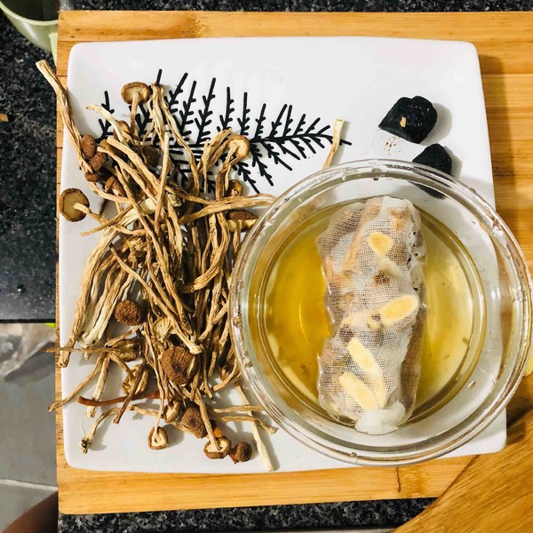 黑枸杞養(yǎng)生雞湯的做法-家常味煲菜譜-易網(wǎng)健康養(yǎng)生網(wǎng) 黑枸杞養(yǎng)生雞湯的做法-家常味煲菜譜