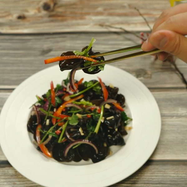 涼拌木耳的做法-咸鮮味拌菜譜-易網健康養生網 涼拌木耳的做法-咸鮮味拌菜譜