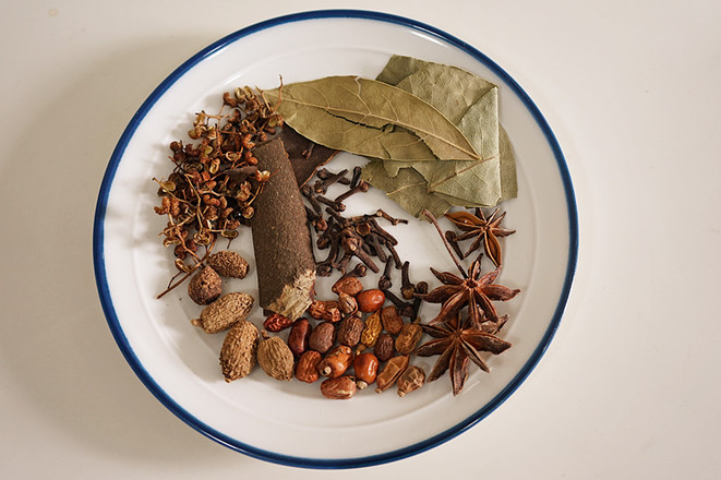 香辣鹵鴨掌的做法-家常味煮菜譜