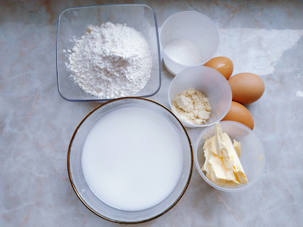 黃桃千層蛋糕卷的做法-甜味烘焙菜譜-易網(wǎng)<a href=http://www.jsjjzhkt.cn/ target=_blank class=infotextkey>健康養(yǎng)生</a>網(wǎng) 黃桃千層蛋糕卷的做法-甜味烘焙菜譜