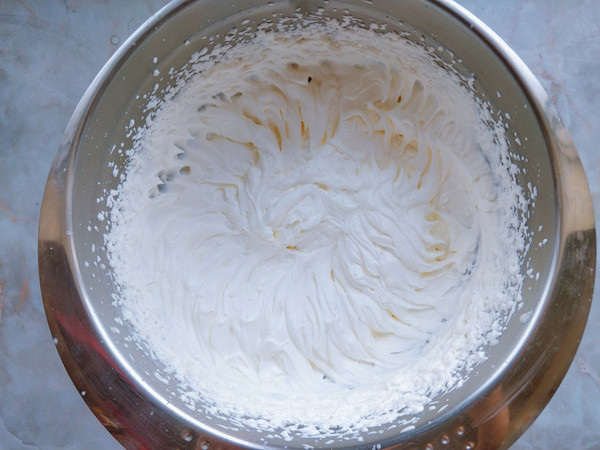 黃桃千層蛋糕卷的做法-甜味烘焙菜譜-易網(wǎng)健康養(yǎng)生網(wǎng) 黃桃千層蛋糕卷的做法-甜味烘焙菜譜