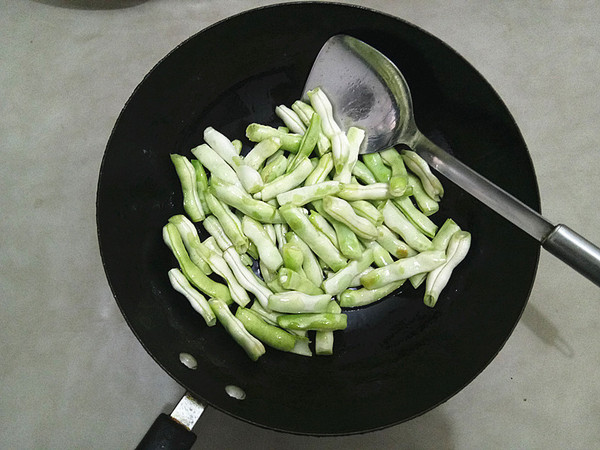 豆角鍋粘卷子的做法-家常味燉菜譜