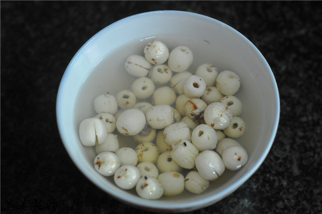 冰糖湘蓮的做法-甜味煮菜譜-易網<a href=http://www.jsjjzhkt.cn/ target=_blank class=infotextkey>健康養生</a>網 冰糖湘蓮的做法-甜味煮菜譜