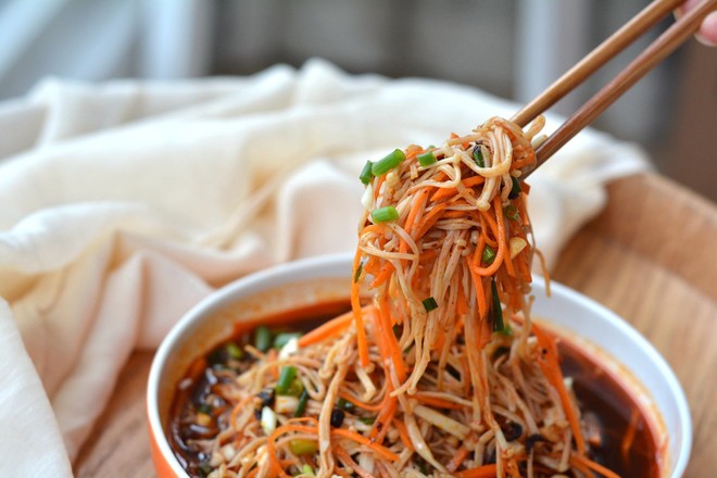 涼拌金針菇的做法-家常味拌菜譜-易網健康養生網 涼拌金針菇的做法-家常味拌菜譜