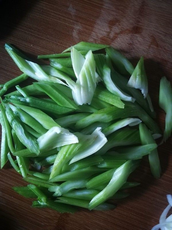 西芹蝦仁的做法-家常味炒菜譜-易網健康養生網 西芹蝦仁的做法-家常味炒菜譜