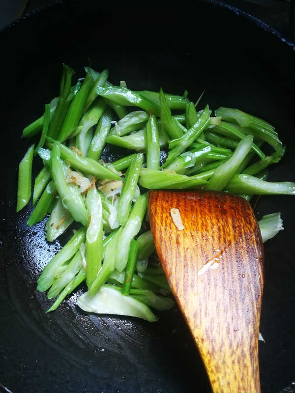 西芹蝦仁的做法-家常味炒菜譜-易網健康養生網 西芹蝦仁的做法-家常味炒菜譜
