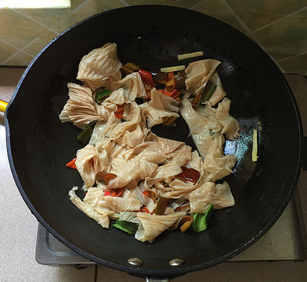 韭菜炒油豆皮的做法-家常味炒菜譜