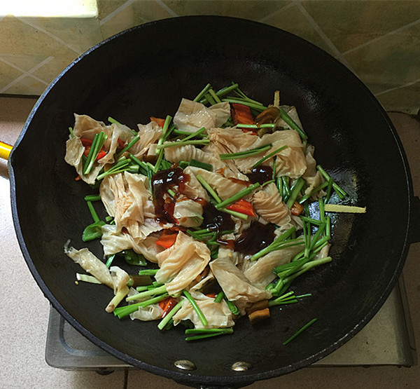 韭菜炒油豆皮的做法-家常味炒菜譜