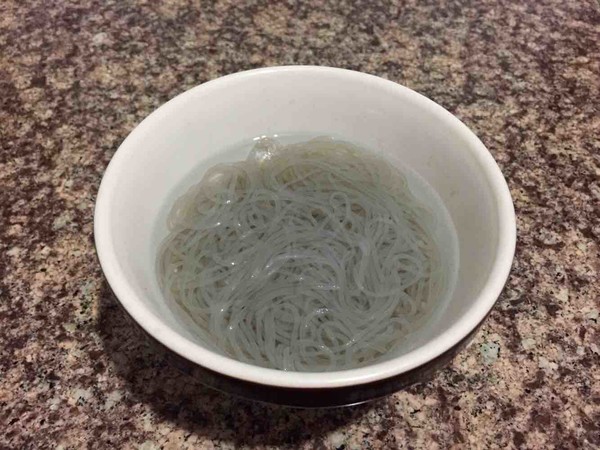 菠菜拌粉條的做法-家常味拌菜譜-易網健康養生網 菠菜拌粉條的做法-家常味拌菜譜