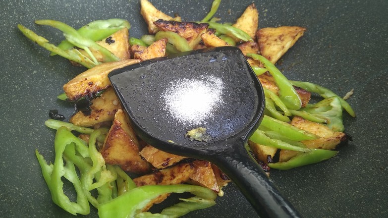 香辣醬尖椒炒豆腐的做法-香辣味炒菜譜-易網健康養生網 香辣醬尖椒炒豆腐的做法-香辣味炒菜譜