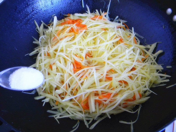 小炒土豆絲的做法-家常味炒菜譜-易網(wǎng)健康養(yǎng)生網(wǎng) 小炒土豆絲的做法-家常味炒菜譜