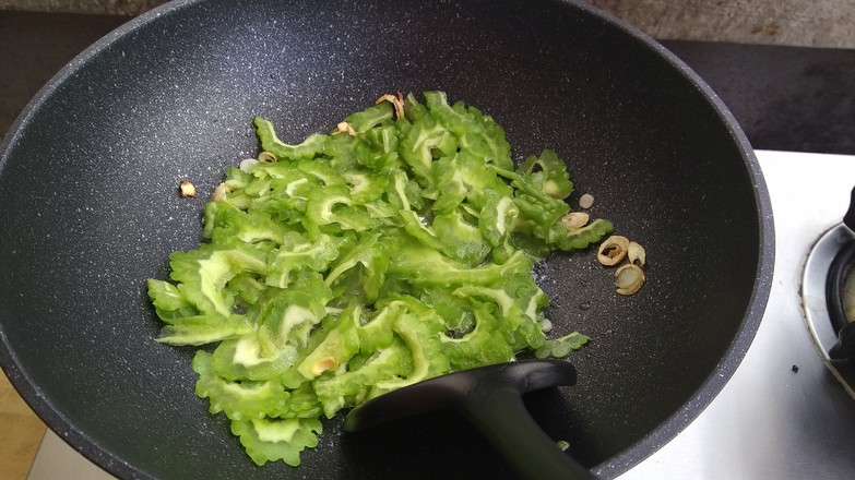 清炒苦瓜的做法-家常味炒菜譜
