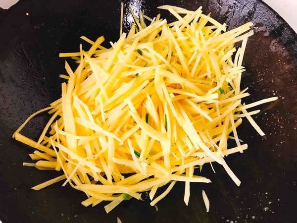家庭版醬油土豆絲，好吃又營養(yǎng)的家常菜，做法簡單附詳細教程的做法-咸鮮味炒菜譜