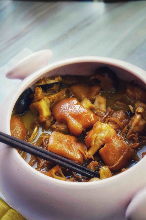 醬汁菌菇蹄尖的做法-家常味燜菜譜-易網健康養生網 醬汁菌菇蹄尖的做法-家常味燜菜譜