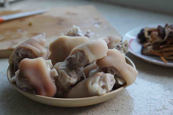 醬汁菌菇蹄尖的做法-家常味燜菜譜-易網健康養生網 醬汁菌菇蹄尖的做法-家常味燜菜譜