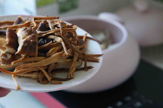 醬汁菌菇蹄尖的做法-家常味燜菜譜-易網健康養生網 醬汁菌菇蹄尖的做法-家常味燜菜譜