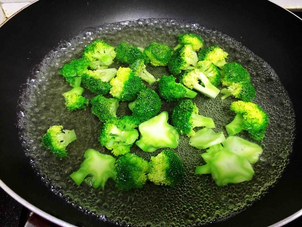 香腸烤土豆的做法-黑椒味烤菜譜-易網健康養生網 香腸烤土豆的做法-黑椒味烤菜譜
