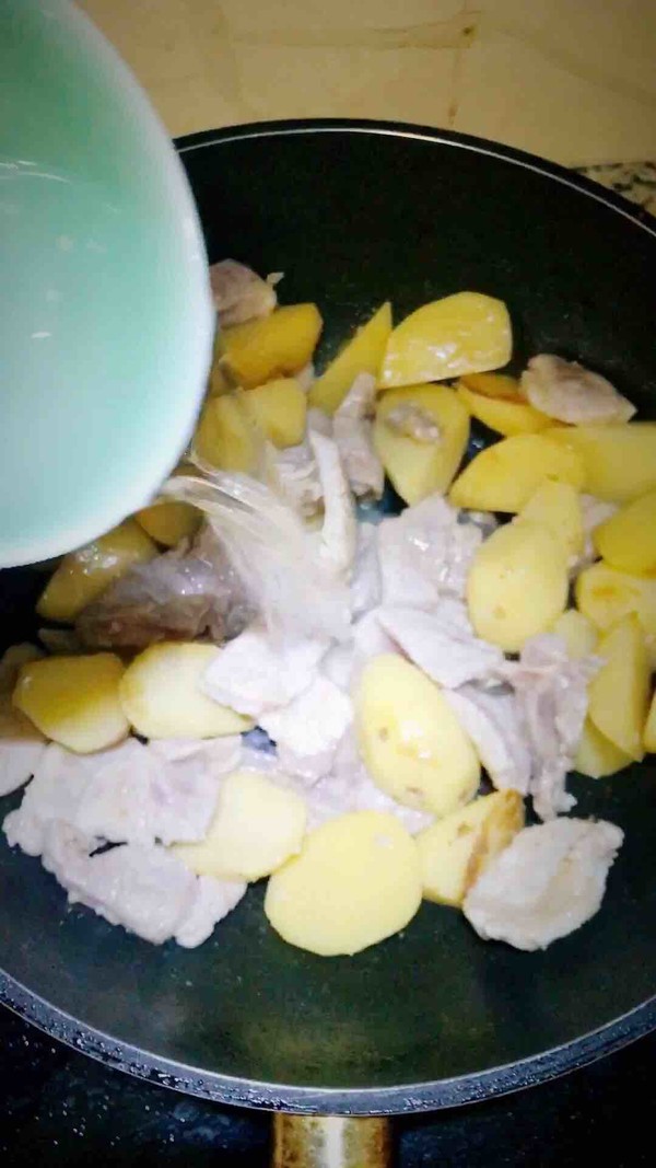 土豆燉大排的做法-家常味蒸菜譜-易網健康養生網 土豆燉大排的做法-家常味蒸菜譜