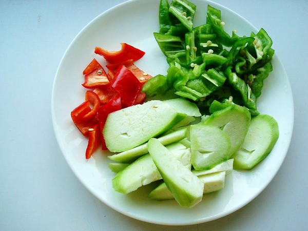 絲瓜木耳炒雞蛋的做法-咸鮮味炒菜譜-易網健康養生網 絲瓜木耳炒雞蛋的做法-咸鮮味炒菜譜