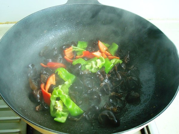 絲瓜木耳炒雞蛋的做法-咸鮮味炒菜譜-易網健康養生網 絲瓜木耳炒雞蛋的做法-咸鮮味炒菜譜