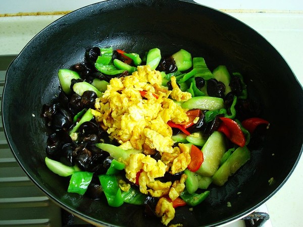 絲瓜木耳炒雞蛋的做法-咸鮮味炒菜譜-易網健康養生網 絲瓜木耳炒雞蛋的做法-咸鮮味炒菜譜