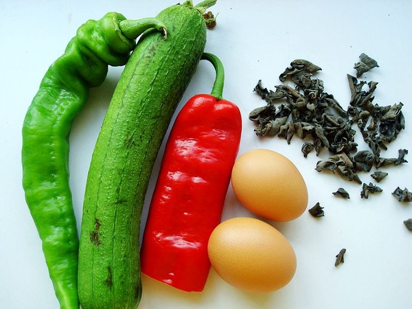 絲瓜木耳炒雞蛋的做法-咸鮮味炒菜譜-易網<a href=http://www.jsjjzhkt.cn/ target=_blank class=infotextkey>健康養生</a>網 絲瓜木耳炒雞蛋的做法-咸鮮味炒菜譜