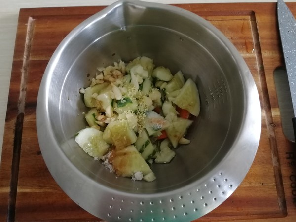 蒜泥拍黃瓜的做法-咸鮮味拌菜譜-易網健康養生網 蒜泥拍黃瓜的做法-咸鮮味拌菜譜