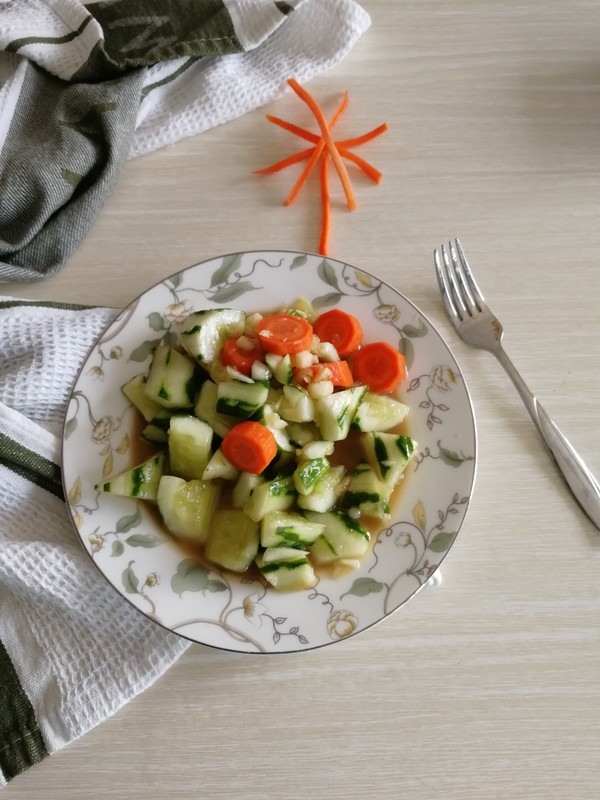 蒜泥拍黃瓜的做法-咸鮮味拌菜譜-易網健康養生網 蒜泥拍黃瓜的做法-咸鮮味拌菜譜