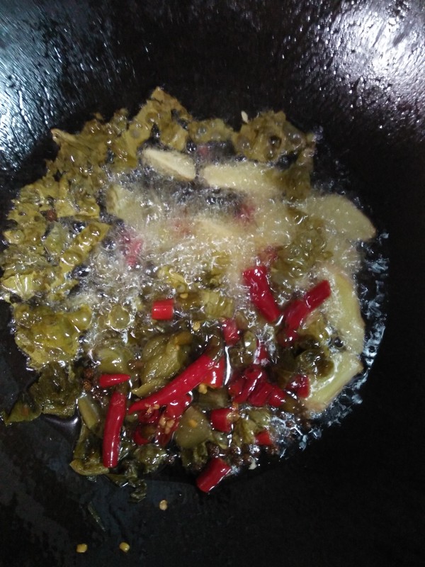 酸菜小龍蝦的做法-蒜香味炒菜譜