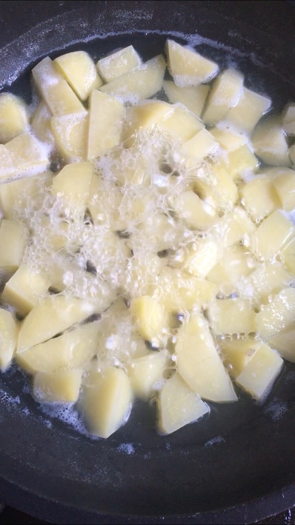 煎土豆的做法-香辣味煎菜譜-易網健康養生網 煎土豆的做法-香辣味煎菜譜