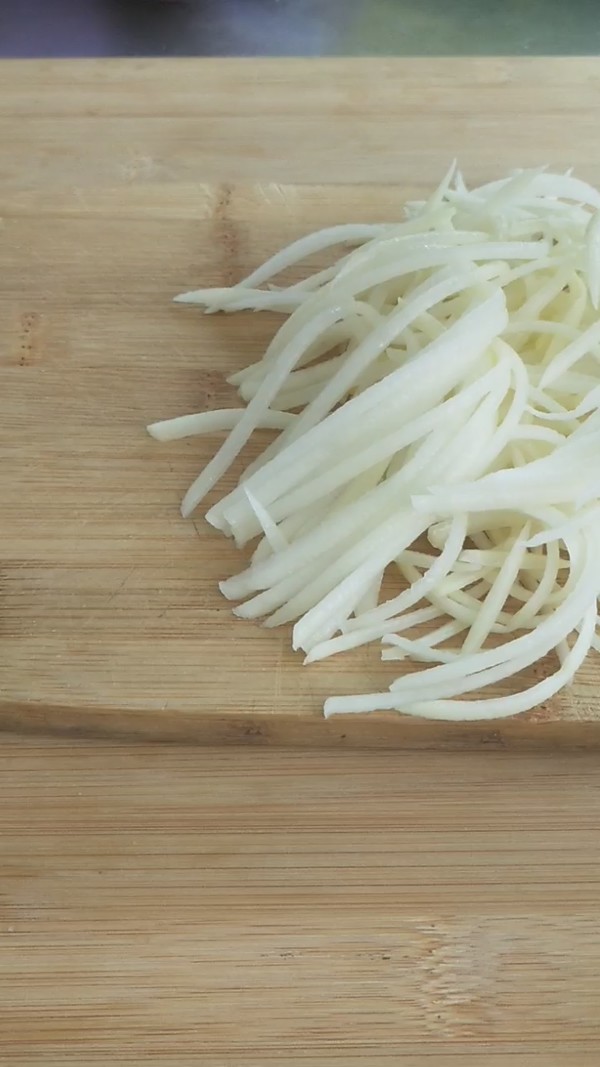 香酥土豆絲的做法-酸甜味炸菜譜-易網(wǎng)<a href=http://www.jsjjzhkt.cn/ target=_blank class=infotextkey>健康養(yǎng)生</a>網(wǎng) 香酥土豆絲的做法-酸甜味炸菜譜