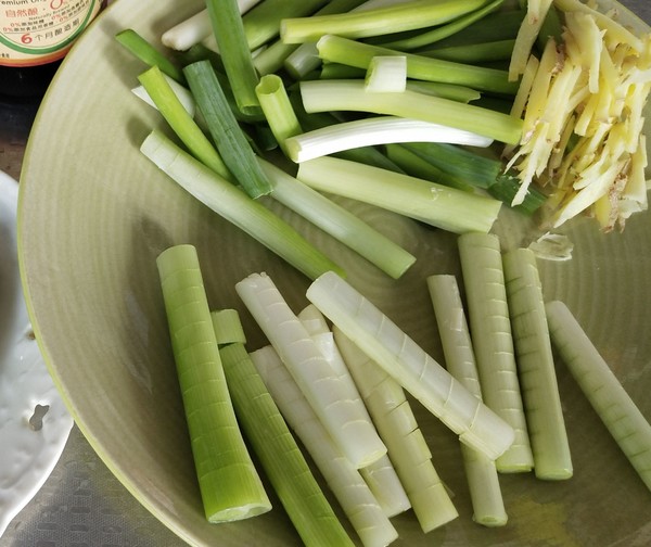 蔥燒海參的做法-咸鮮味燒菜譜-易網<a href=http://www.jsjjzhkt.cn/ target=_blank class=infotextkey>健康養生</a>網 蔥燒海參的做法-咸鮮味燒菜譜