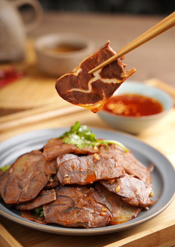 涼拌鹵牛肉【孔老師教做菜】的做法-家常味鹵菜譜-易網(wǎng)健康養(yǎng)生網(wǎng) 涼拌鹵牛肉【孔老師教做菜】的做法-家常味鹵菜譜