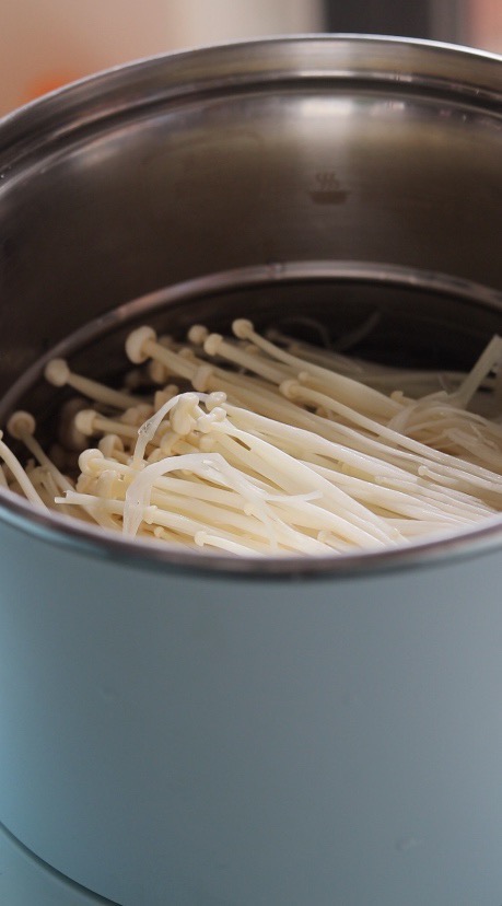 涼拌金針菇的做法-酸辣味拌菜譜-易網<a href=http://www.jsjjzhkt.cn/ target=_blank class=infotextkey>健康養生</a>網 涼拌金針菇的做法-酸辣味拌菜譜