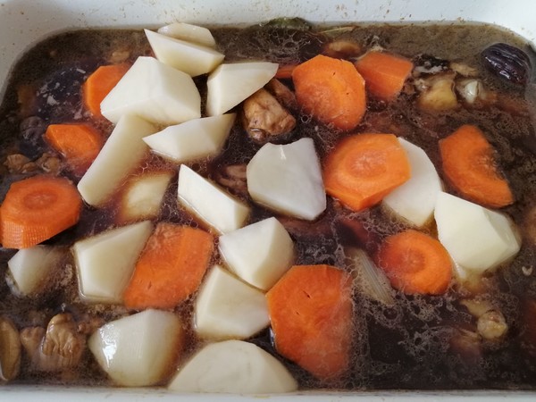 土豆胡蘿卜燜雞塊的做法-咸鮮味燉菜譜