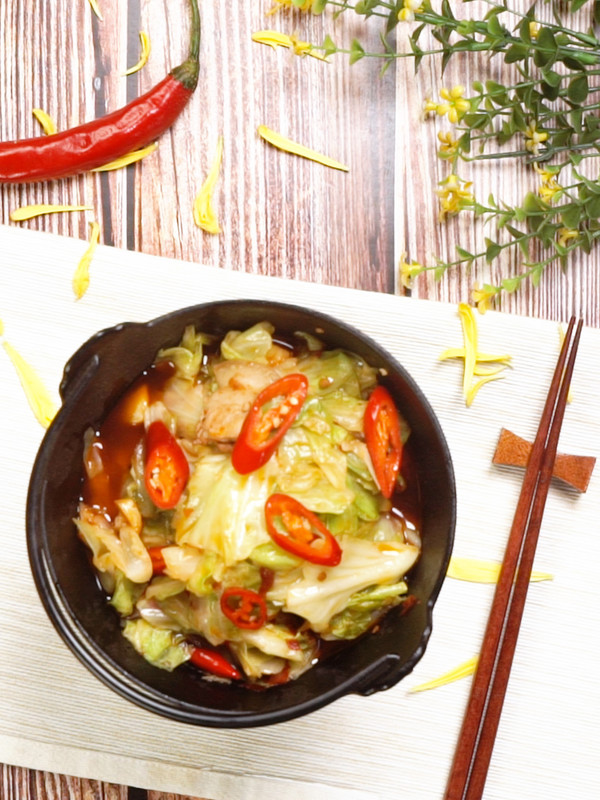 干鍋包菜的做法-家常味炒菜譜-易網(wǎng)健康養(yǎng)生網(wǎng) 干鍋包菜的做法-家常味炒菜譜