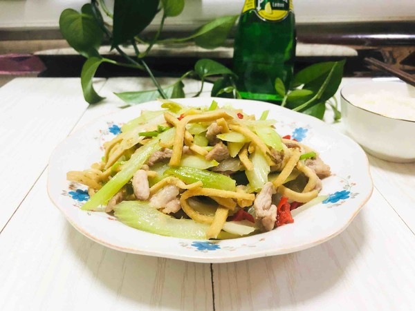 芹菜干子炒肉絲的做法-家常味炒菜譜-易網健康養生網 芹菜干子炒肉絲的做法-家常味炒菜譜