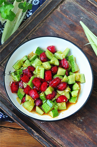 火龍果丸子拌黃瓜的做法-家常味拌菜譜-易網健康養生網 火龍果丸子拌黃瓜的做法-家常味拌菜譜