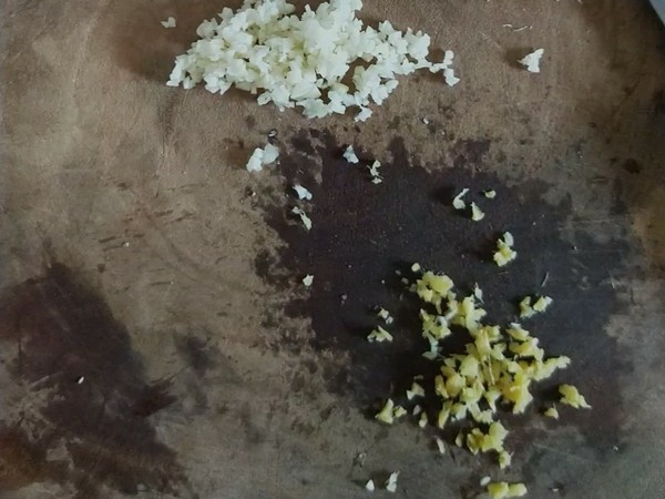 蒜香涼拌秋葵的做法-咸鮮味拌菜譜-易網(wǎng)<a href=http://www.jsjjzhkt.cn/ target=_blank class=infotextkey>健康養(yǎng)生</a>網(wǎng) 蒜香涼拌秋葵的做法-咸鮮味拌菜譜