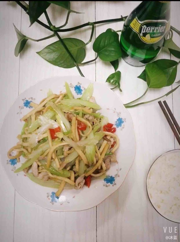 芹菜干子炒肉絲的做法-家常味炒菜譜-易網健康養生網 芹菜干子炒肉絲的做法-家常味炒菜譜