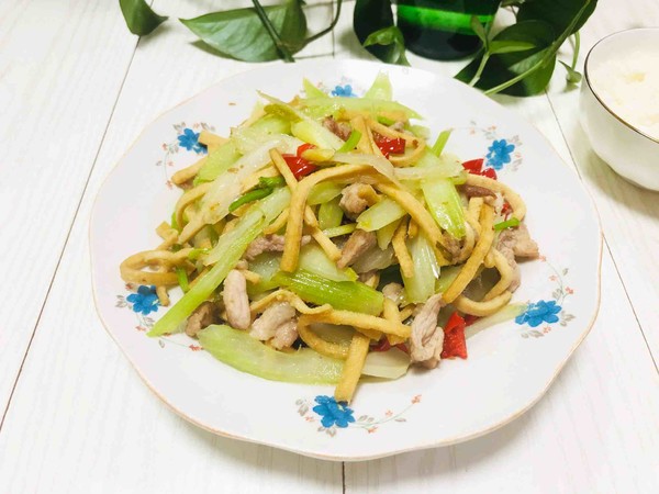 芹菜干子炒肉絲的做法-家常味炒菜譜-易網健康養生網 芹菜干子炒肉絲的做法-家常味炒菜譜