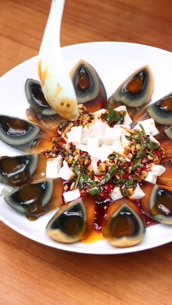 涼拌皮蛋的做法-家常味炒菜譜-易網(wǎng)健康養(yǎng)生網(wǎng) 涼拌皮蛋的做法-家常味炒菜譜