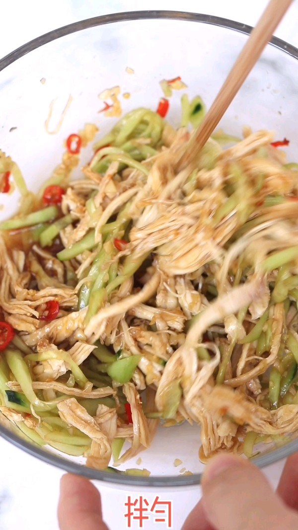 黃瓜拌雞絲的做法-酸辣味拌菜譜-易網(wǎng)健康養(yǎng)生網(wǎng) 黃瓜拌雞絲的做法-酸辣味拌菜譜