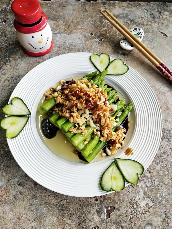 蒜香油淋蘆筍的做法-酸辣味拌菜譜-易網健康養生網 蒜香油淋蘆筍的做法-酸辣味拌菜譜