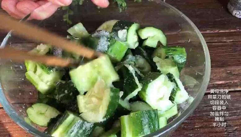 刀拍黃瓜你是怎么做的？跟我的做法一樣嗎？的做法-家常味拌菜譜