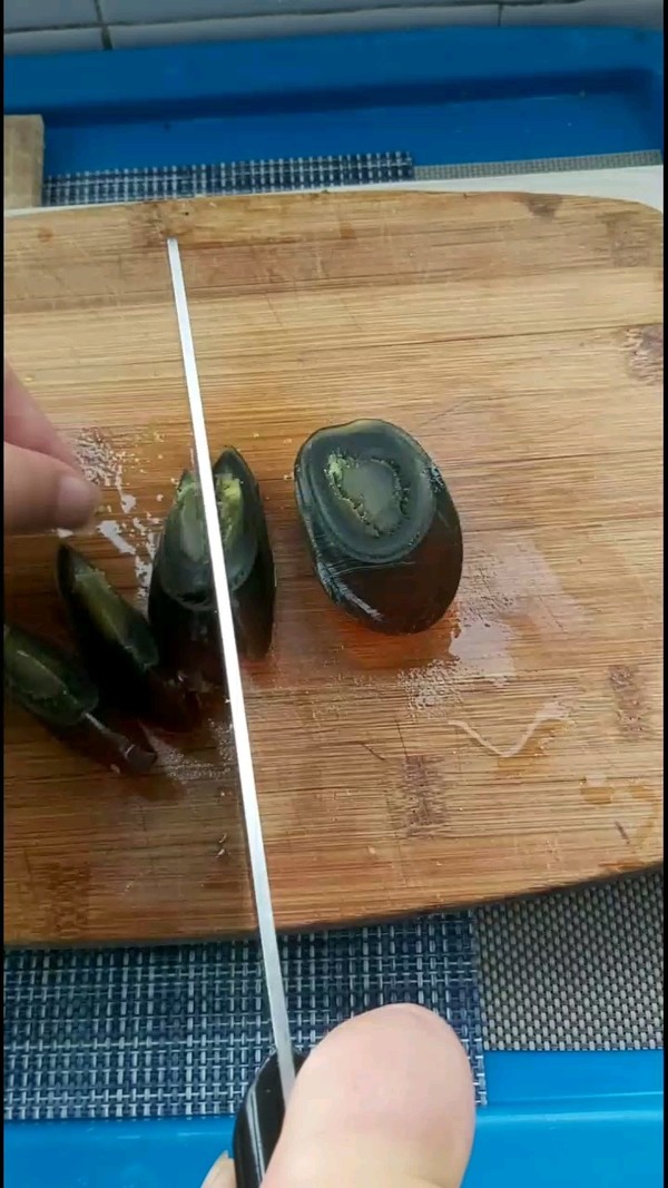 苦菊皮蛋的做法-酸甜味拌菜譜